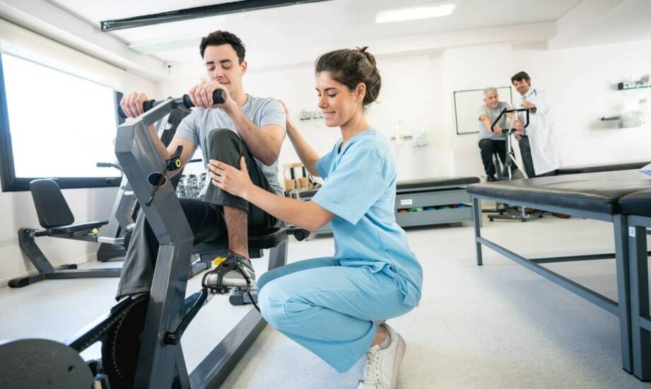 Współpraca ortopedy z fizjoterapeutą – klucz do skutecznej rehabilitacji