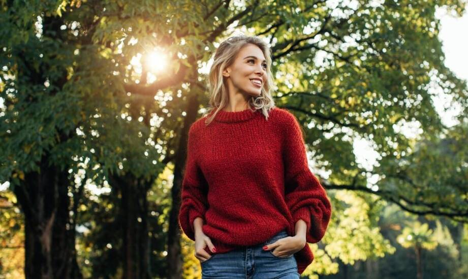 Jakie materiały sprawdzają się w odzieży damskiej na chłodniejsze dni?