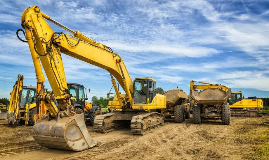 Zalety korzystania z usług transportowo-sprzętowych w budownictwie