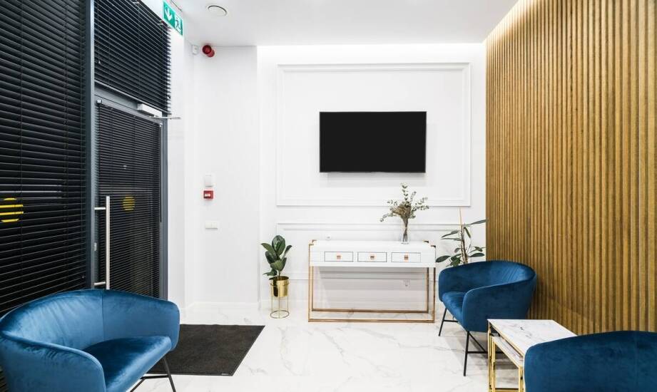 Zastosowanie liter z plexi w branży hotelarskiej i gastronomicznej