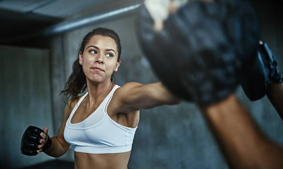 Zalety użycia piłki bokserskiej na głowę w treningu wytrzymałościowym