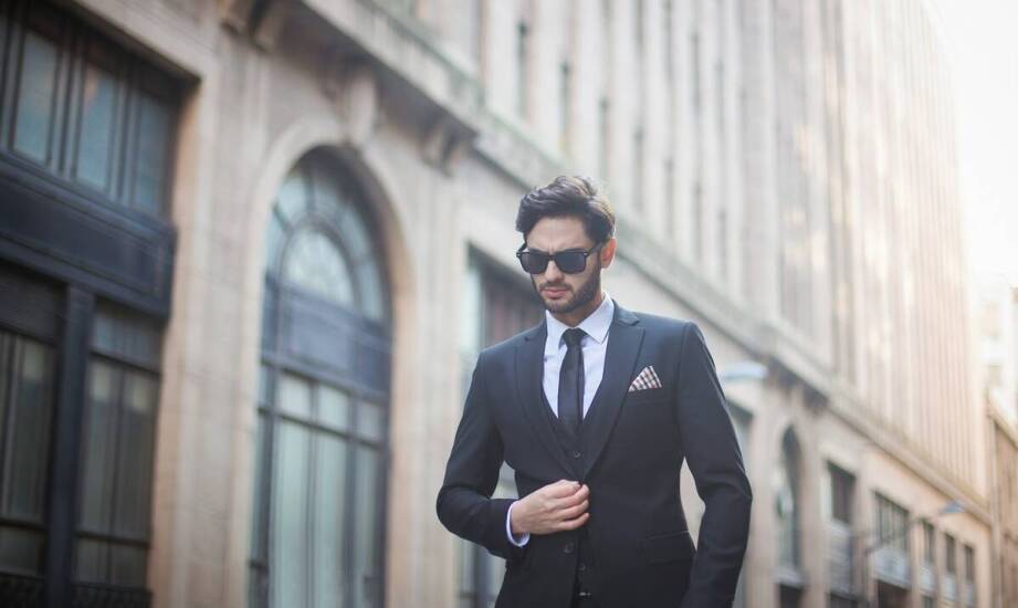 Jak modny garnitur wpływa na pewność siebie podczas ważnych wydarzeń?