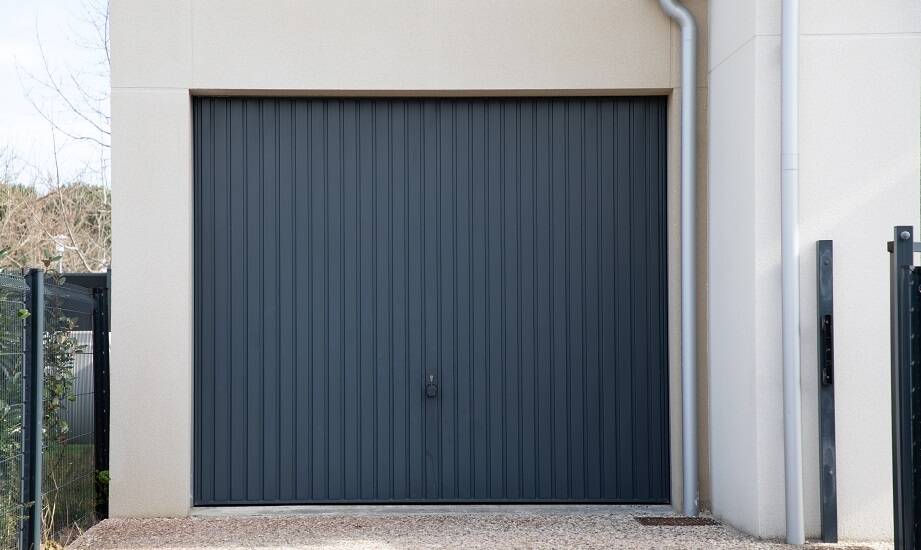 Jak bramy segmentowe wpływają na bezpieczeństwo i efektywność produkcji?