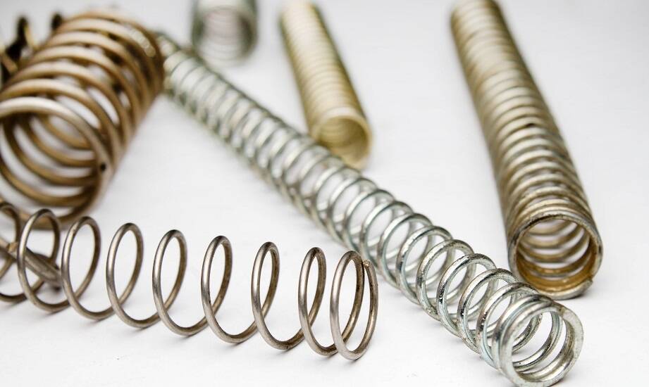 Cechy sprężyn tłocznikowych istotne dla inżynierów projektujących maszyny