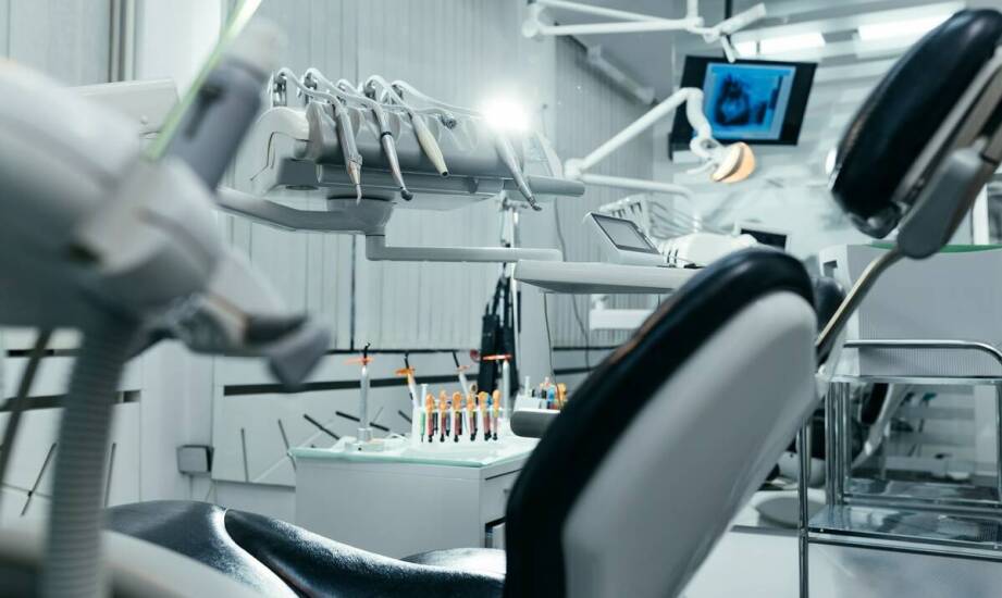 Lampy stomatologiczne z funkcją regulacji intensywności światła – zalety