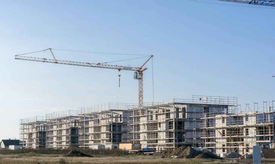 Jak wpływa wybór technologii prefabrykacji na cenę domów z keramzytu?