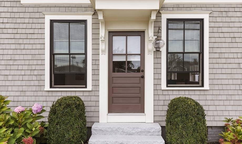 Jakie są zalety stosowania drzwi z przeszkleniami w domach jednorodzinnych?