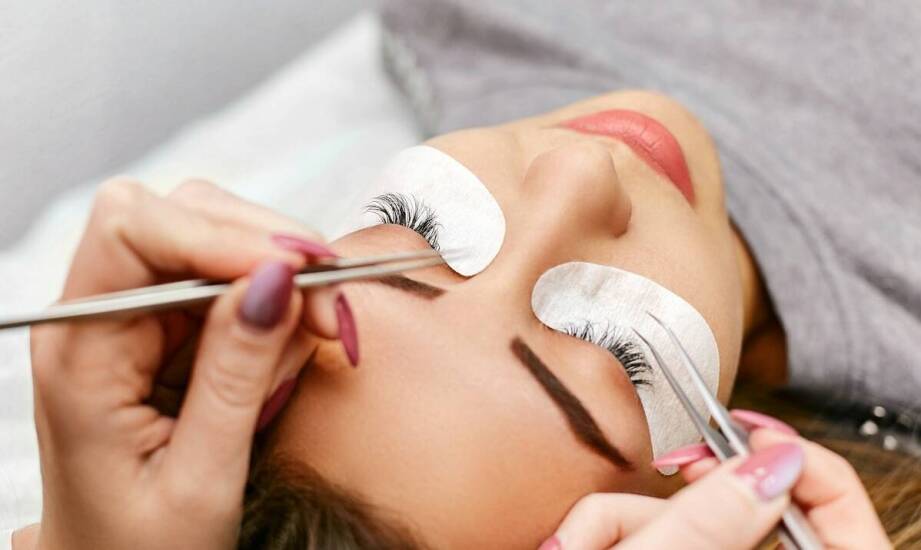 Przedłużanie rzęs w salonie – jakie efekty można uzyskać?