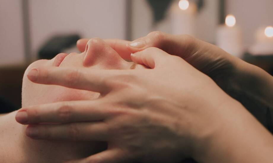 Rola masażera w procesie odmładzania twarzy bez użycia skalpela