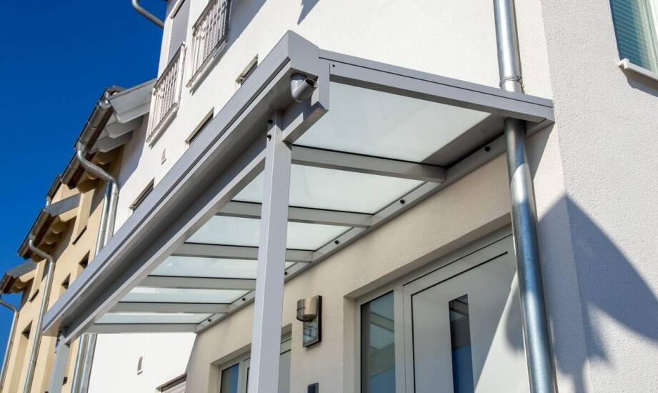 Ochrona balkonu przed warunkami atmosferycznymi dzięki daszkom na wymiar