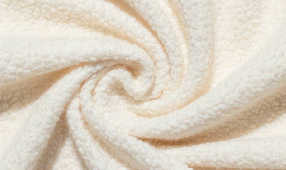 Dlaczego komplety dzianinowe damskie ze spódnicą są uniwersalne?