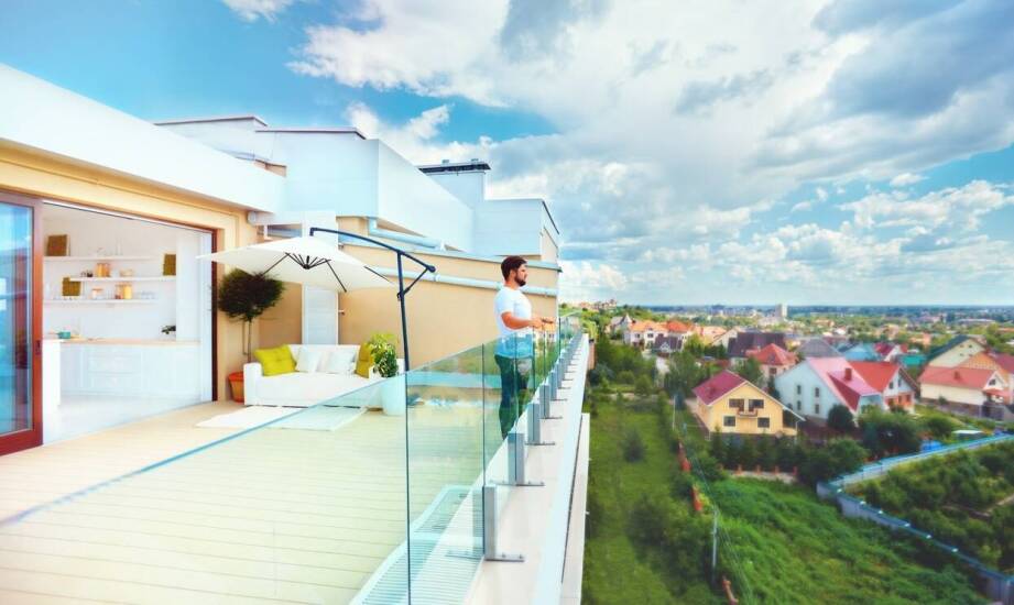 Porównanie różnych typów przegród na balkon – co wybrać?