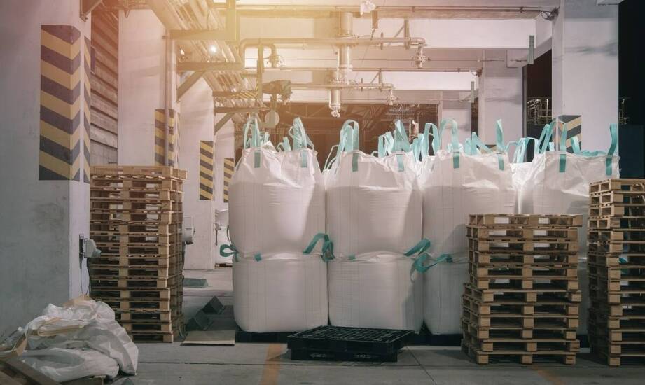 Jak transport surowców wpływa na efektywność produkcji w branży pakowania?