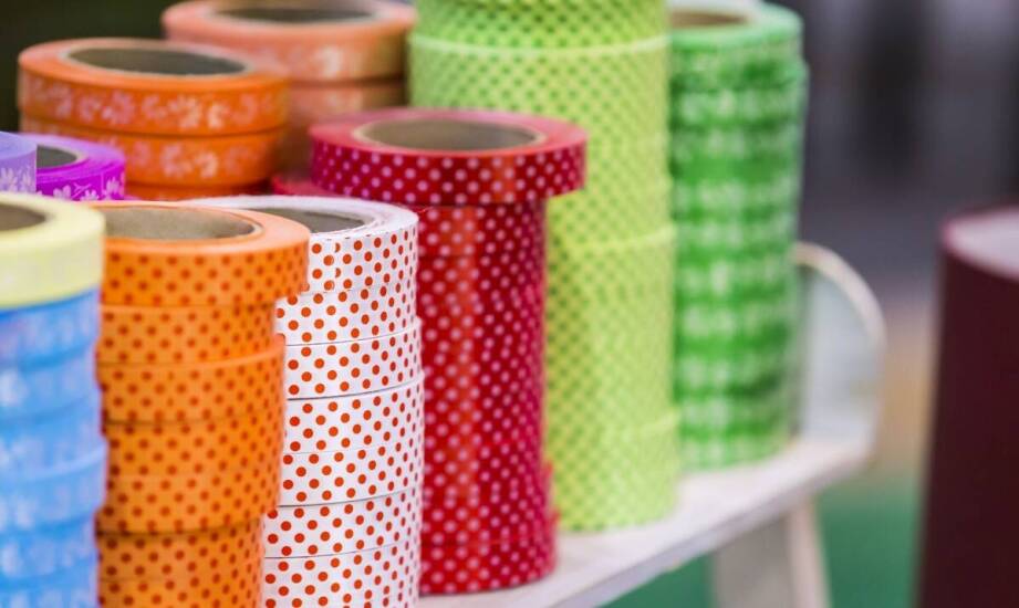 Ekologiczne aspekty użycia taśmy papierowej kolorowej w pakowaniu
