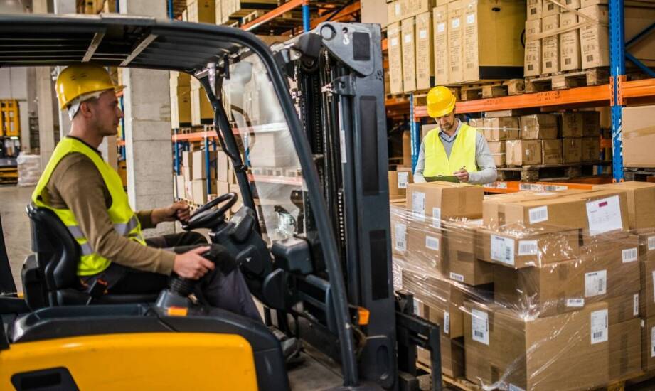 Dlaczego warto wynajmować wózki widłowe z placem manewrowym?