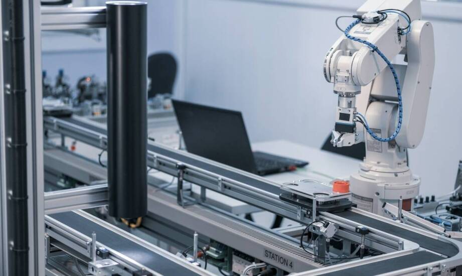 Automatyzacja a modernizacja linii przemysłowych: co warto wiedzieć?