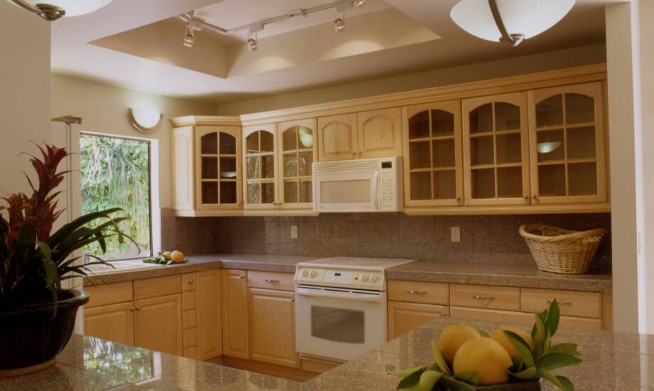 Jakie są aktualne trendy kolorystyczne w projektowaniu kuchni na wymiar?