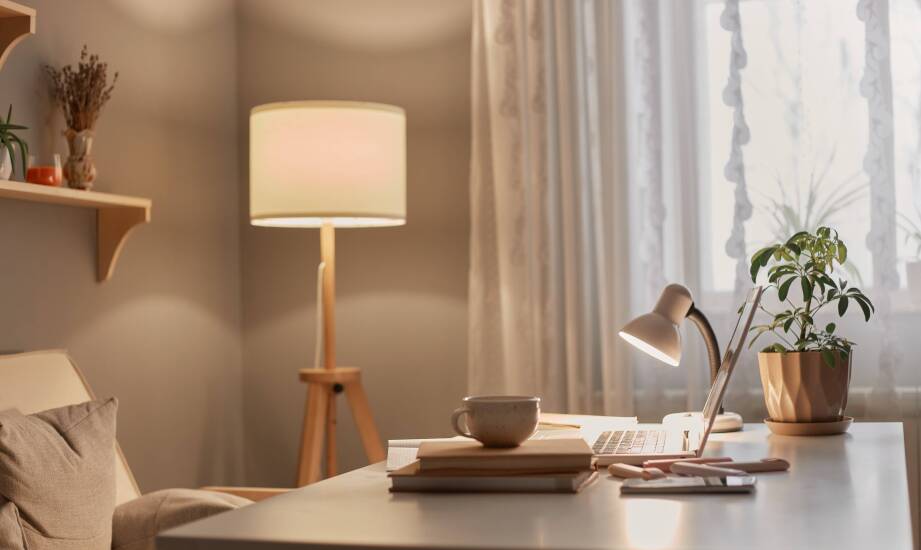 Lampy stojące jako element podziału przestrzeni – kreatywne zastosowania