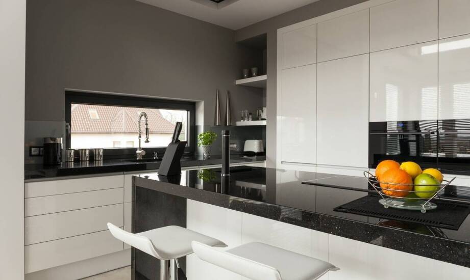 Personalizacja blatów kuchennych – jakie opcje oferuje zakład kamieniarski?