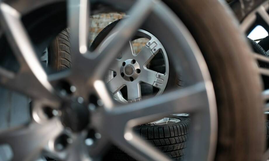 Nowe felgi: kluczowe czynniki wpływające na wybór idealnego modelu