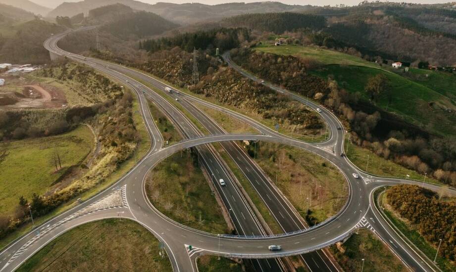 Które fragmenty trasy są zarządzane przez prywatne podmioty, a które przez GDDKiA?