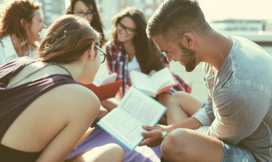 Obozy językowe w Anglii – jak integracja społeczna wpływa na naukę?