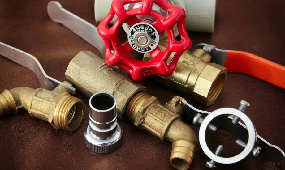 Rola zaworów kulowych w instalacjach wodno-kanalizacyjnych – co warto wiedzieć?