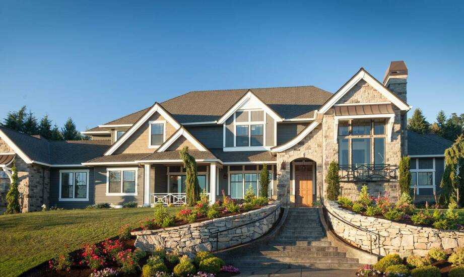 Wpływ lokalizacji na wybór projektu domu z drewna i kamienia