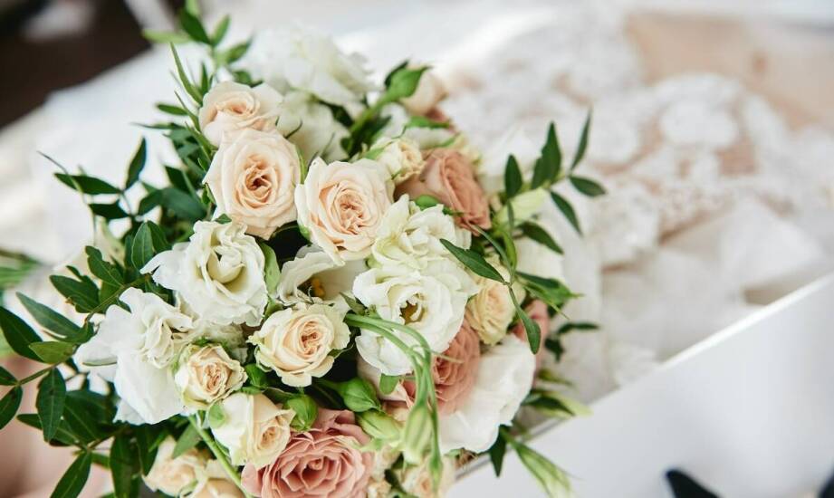 Wybór idealnych dodatków ślubnych do sukni z komisu