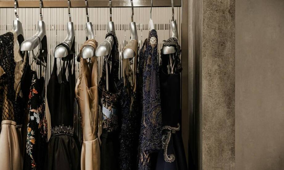 Jak dobrać biżuterię do sukienki świecącej, aby podkreślić jej blask?