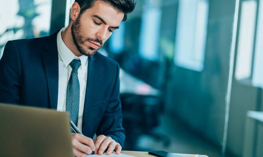 Dlaczego warto skorzystać z pomocy prawnika przy podejmowaniu decyzji biznesowych?