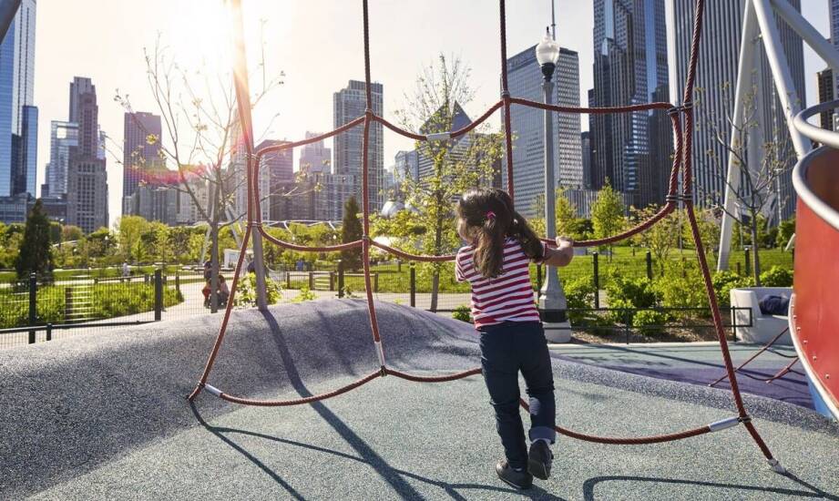 Jak czapka z daszkiem chroni dziewczynki przed słońcem?