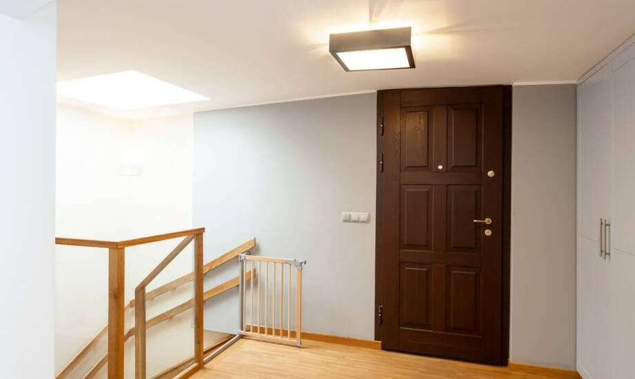 Zastosowanie drewna dębowego w produkcji drzwi i schodów