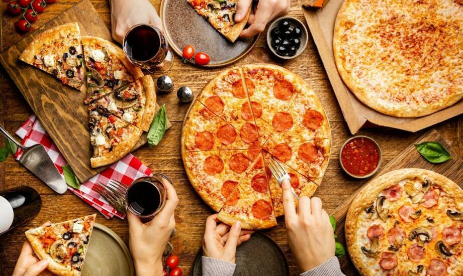 Dlaczego warto wybrać naszą pizzerię na zamówienie pizzy nocnej?