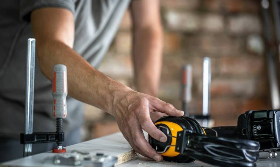 Czym kierować się przy wyborze profesjonalnych nakolanników do pracy na wysokościach?