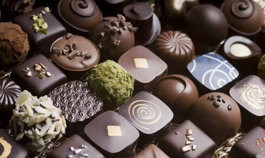 Porównanie różnych modeli kolczyków kwadratowych złotych – co wybrać?