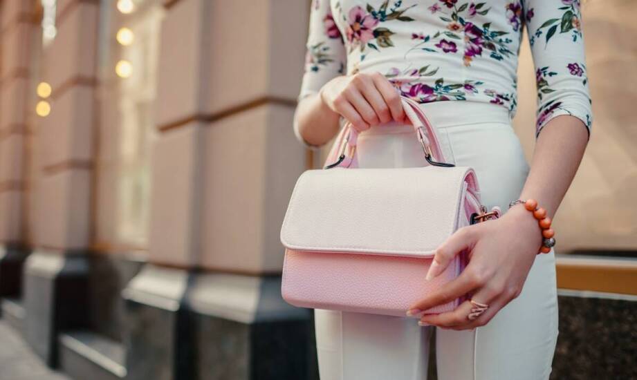 Jakie akcesoria uzupełnią stylizację z sukienką?