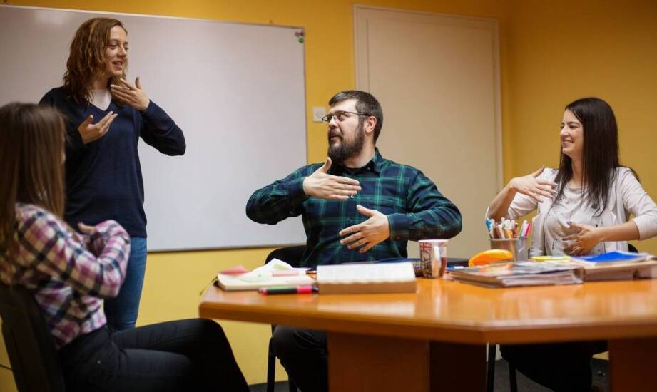 Rola tłumaczy języka migowego w integracji społecznej – jak mogą pomóc?