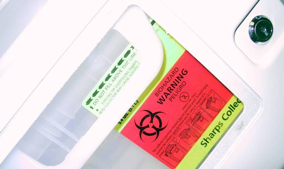 Zastosowanie etykiet samoprzylepnych w branży farmaceutycznej – wymogi i wyzwania