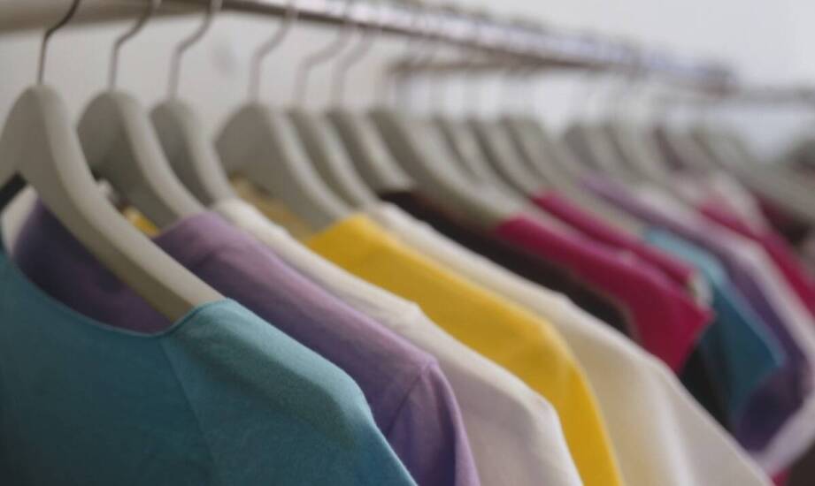 Kolory jesieni: jakie odcienie długich bluz z kapturem są modne teraz?