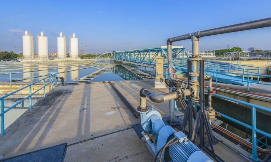 Jakie są główne zalety wdrożenia oczyszczalni przemysłowej w przemyśle farmaceutycznym?