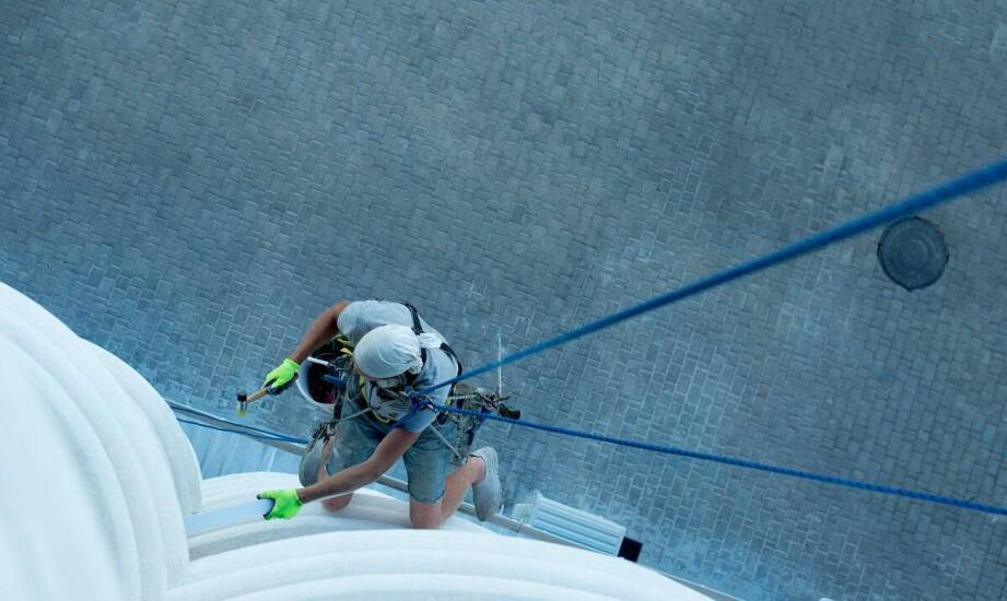 Jakie korzyści przynosi współpraca z firmą oferującą usługi alpinistyczne?