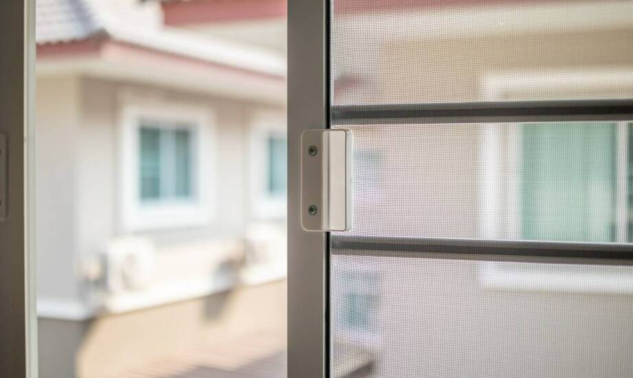 Jakie są korzyści z montażu moskitier na wymiar w słonecznych pomieszczeniach?