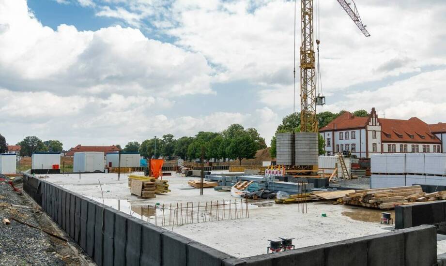 Jakie normy regulują proces zbrojenia płyt fundamentowych dla domków letniskowych?