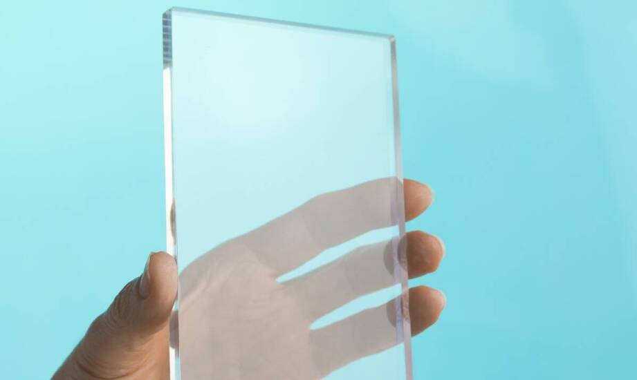 Jakie są kluczowe różnice między poliwęglanem komorowym a trapezowym w kontekście wytrzymałości?