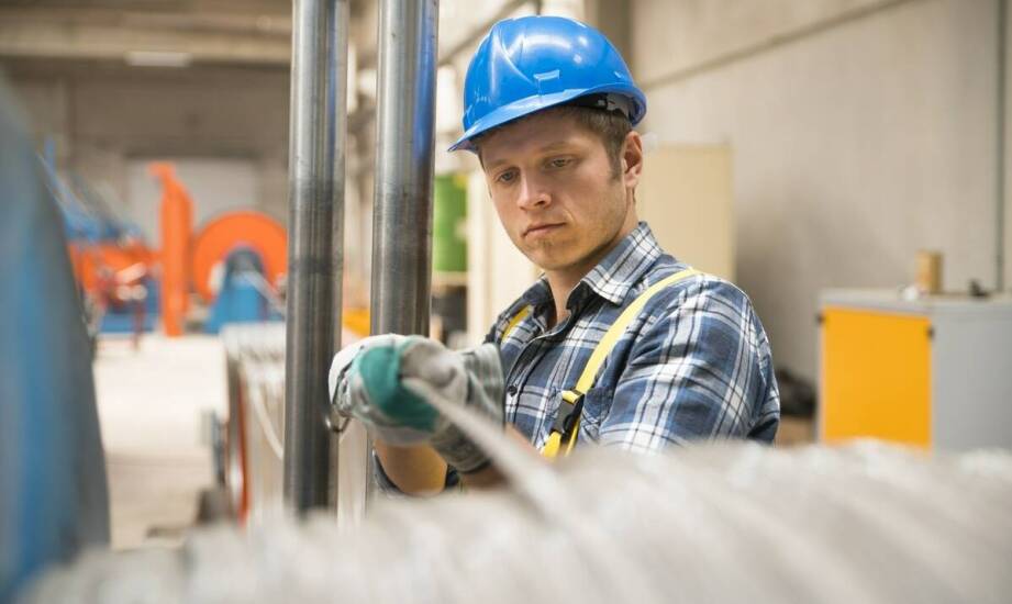 Wpływ agencji pracy na jakość usług elektrycznych i montażowych w branży metalowej