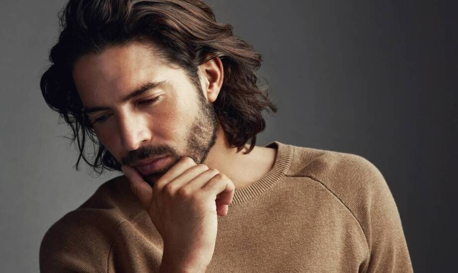 Męskie peruki z długimi włosami jako alternatywa dla tradycyjnych fryzur