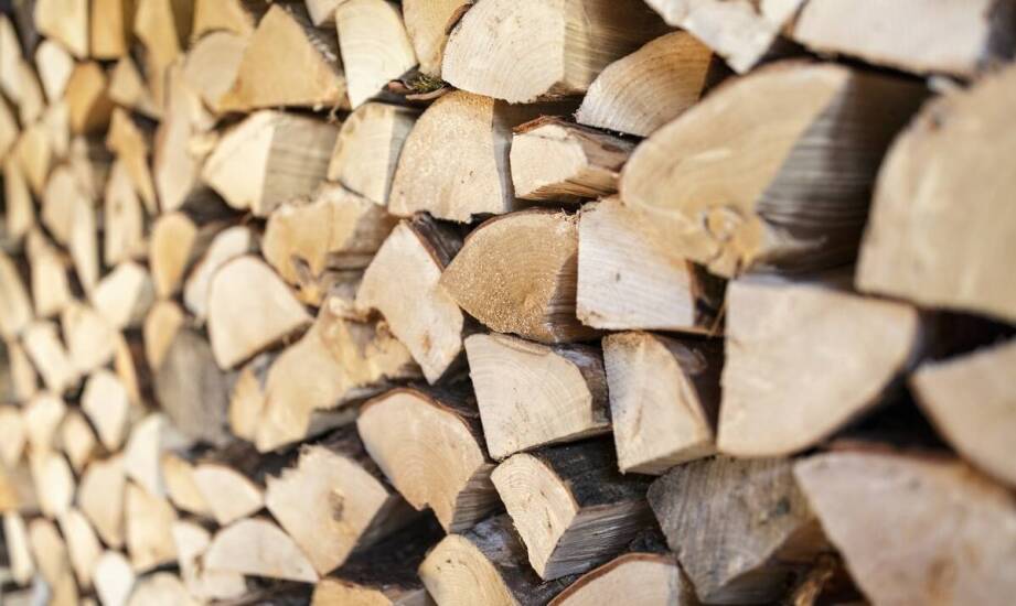 Drewno opałowe w domowych systemach grzewczych – praktyczne porady