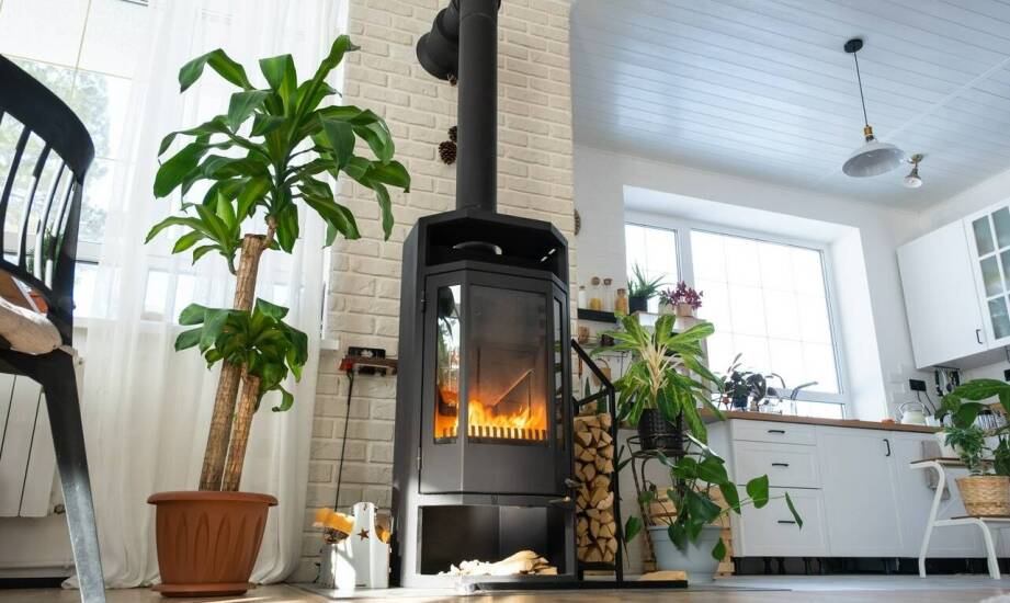 Jakie funkcje oferuje nowoczesny piec 5 klasy na drewno z podajnikiem?