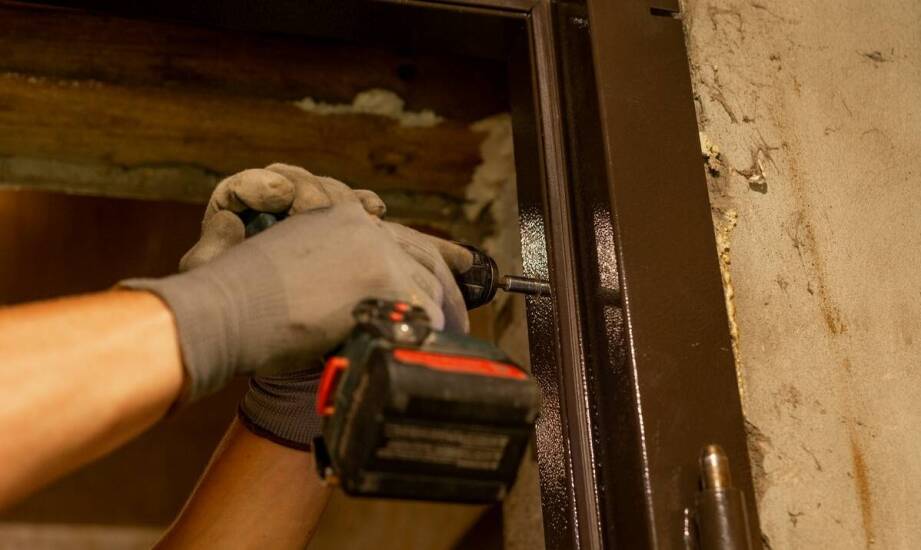 Jak zainstalować drzwi wejściowe, by maksymalnie wykorzystać ich potencjał izolacyjny?